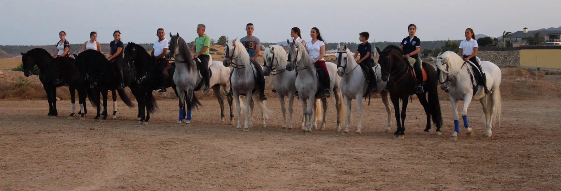 Los jinetes del Centro Hípico El Valle formados con sus caballos al final del día